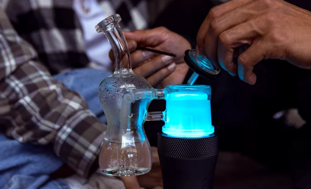 Exploring the World of Dab Rigs: Why Custom Dab Rigs Wholesale is Worth Considering